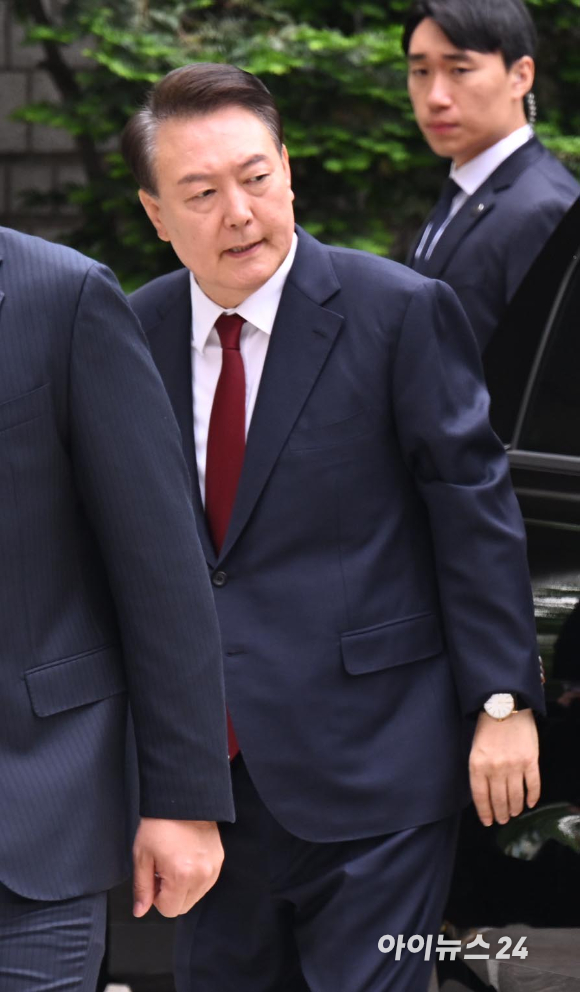 윤석열 전 대통령이 19일 오전 서울 서초구 중앙지방법원에서 열린 내란 우두머리 혐의, 직권남용 권리행사방해 혐의 사건 4차 공판에 출석하고 있다. [사진=사진공동취재단]