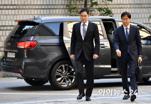 이재용 삼성전자 부회장이 서울 서초동 서울고등법원에서 열린 '국정 농단 사건' 파기환송심 첫 공판에 출석하고 있다.  [사진=아이뉴스24 DB]