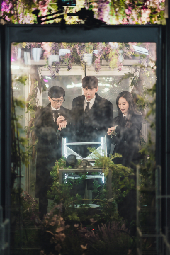 (왼쪽부터)유재석-권유리-이광수가 6일 오전 서울 중구 소공동 웨스틴 조선 호텔 그랜드볼룸에서 열린 디즈니+ 오리지널 예능 '더 존: 버텨야 산다' 제작발표회에서 포토타임을 갖고 있다. [사진=정소희 기자]