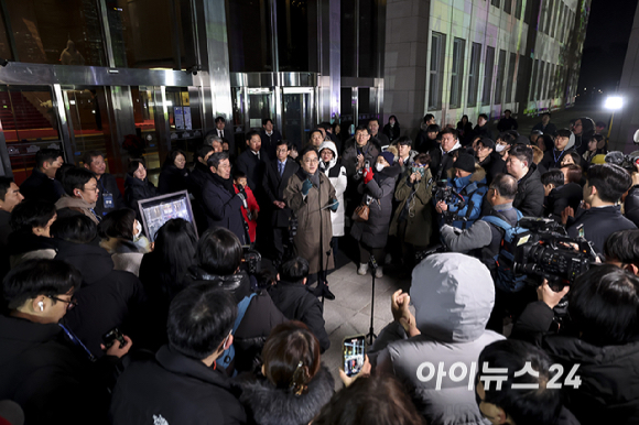 우원식 국회의장이 3일 서울 여의도 국회에서 열린 '그날 12.3 다크투어'에서 직접 도슨트로 나서 시민들을 안내하고 있다. [사진=곽영래 기자]