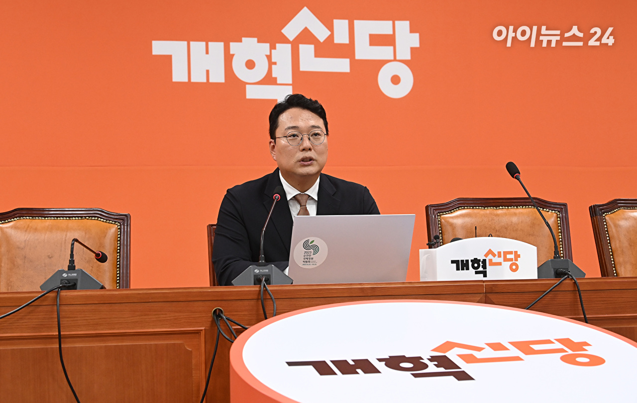 이기인 개혁신당 비상대책위원장이 17일 서울 여의도 국회에서 첫 번째 쇄신안 발표를 하고 있다. [사진=곽영래 기자]