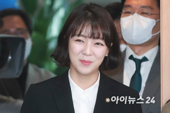 배현진&nbsp;신임 당선인 대변인이 5일 오전 서울 종로구 통의동 대통령직인수위원회 기자회견장에서 인사말을 하기 위해 들어서고 있다. [사진=인수위사진기자단]