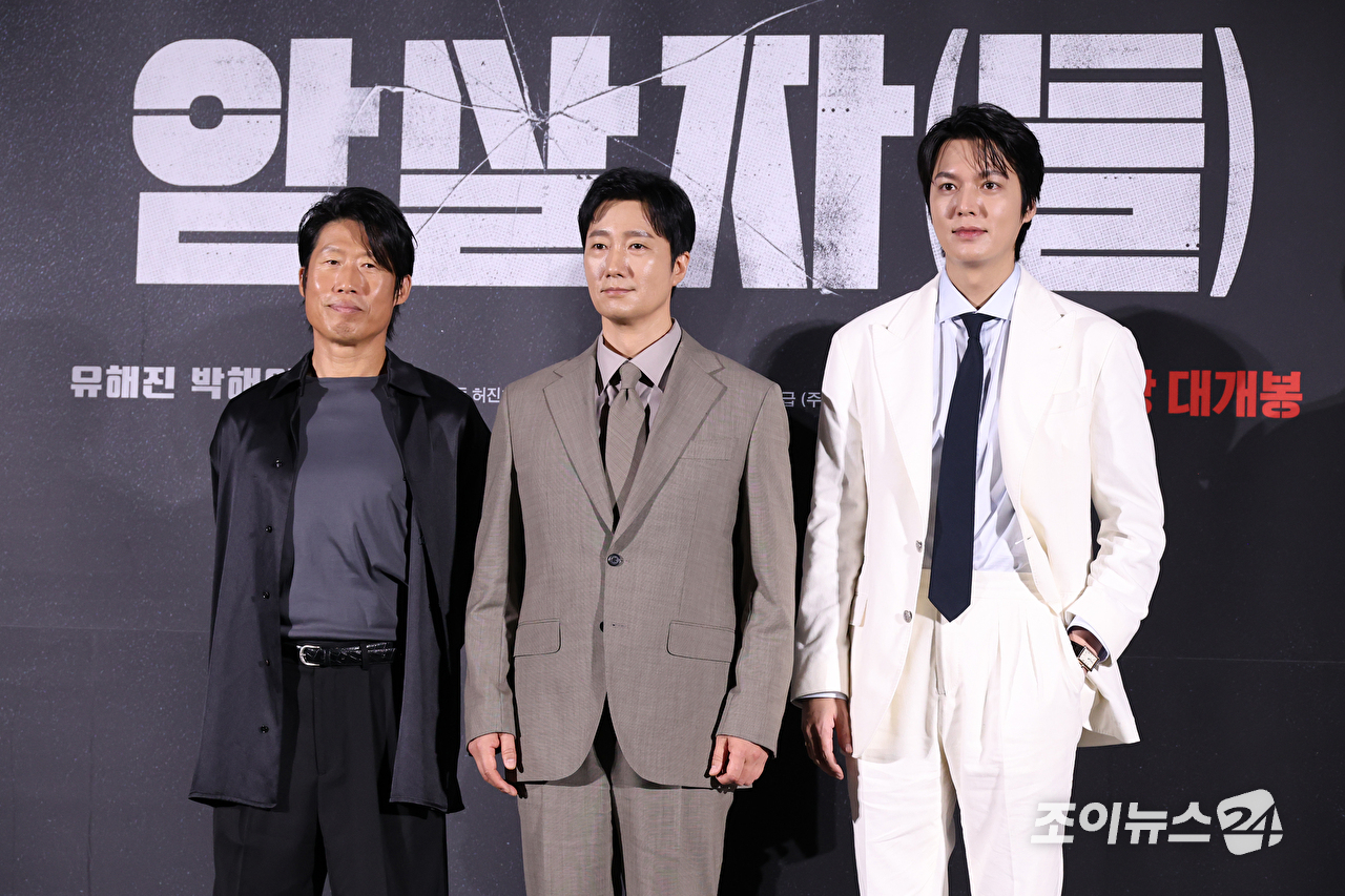 허진호 감독, 배우 유해진, 박해일, 이민호가 10일 오전 서울 용산구 CGV용산아이파크몰점에서 진행된 영화 '암살자(들)'(감독 허진호) 제작보고회에 참석해 포즈를 취하고 있다. [사진=문수지 기자]