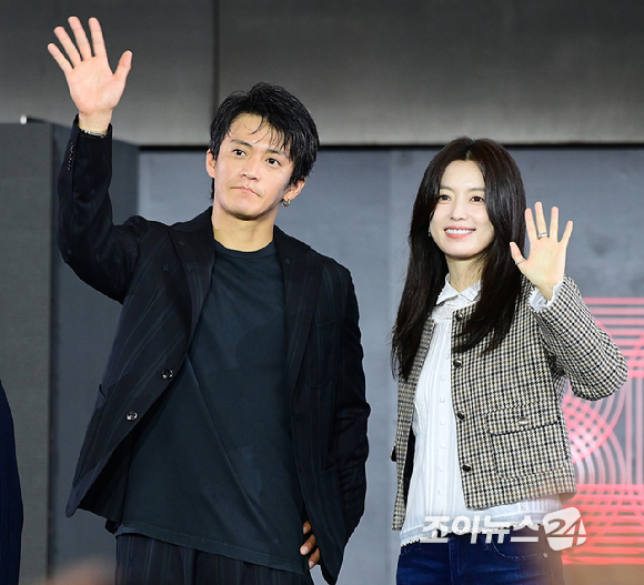 배우 오구리 슌과 한효주가 20일 오후 부산광역시 해운대구 우동 영화의 전당에서 열린 제30회 부산국제영화제(BIFF) '로맨틱 어나니머스' 야외무대인사 행사에 참석하고 있다. [사진=정소희 기자]