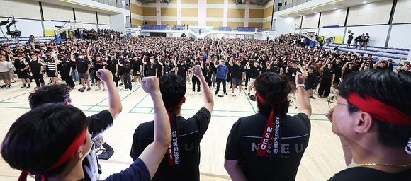 지난해 7월 22일 오전 경기도 용인시 삼성전자 기흥캠퍼스 세미콘 스포렉스에서 전국삼성전자노동조합 조합원들이 총파업 승리 궐기대회를 하고 있다. [사진=연합뉴스]