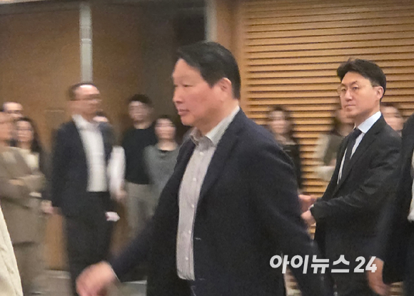 최태원 SK그룹 회장이 2일 서울 중구 대한상공회의소 국제회의장에서 열린 타운홀 미팅을 마치고 나오고 있다. [사진=박지은 기자]