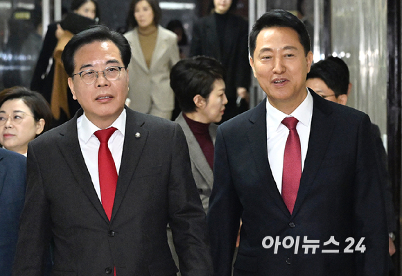 송언석 국민의힘 원내대표와 오세훈 서울시장이 2일 국회에서 열린 국민의힘-서울특별시 부동산정책협의회에 참석하고 있다. [사진=곽영래 기자]