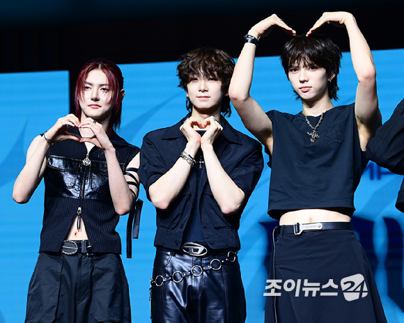 그룹 앰퍼샌드원이 12일 오후 서울 등촌동 스카이아트홀에서 열린 앰퍼샌드원(AMPERS&ONE) 미니 3집 '라우드 앤 프라우드' 발매 기념 쇼케이스에 참석하고 있다. [사진=정소희 기자]