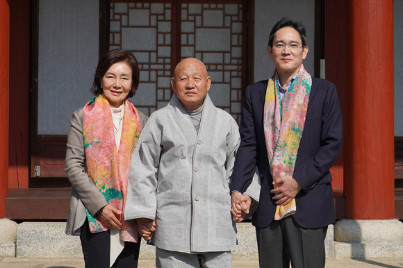 지난 2일 경남 양산 통도사에 방문한 이재용 삼성전자 부회장과 홍라희 전 리움미술관장 모습 [사진=통도사]