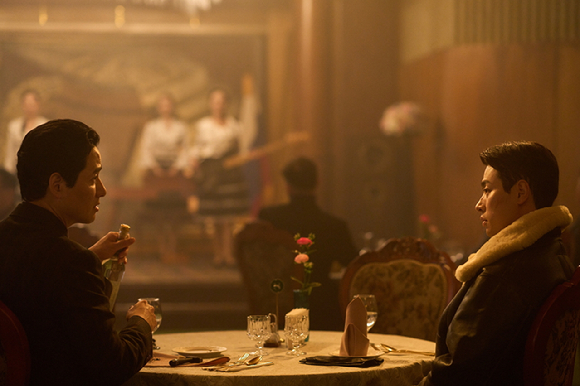 배우 박정민이 영화 '휴민트' 인터뷰에 앞서 포즈를 취하고 있다. [사진=샘컴퍼니]