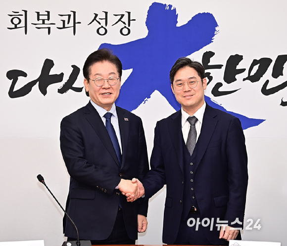 이재명 더불어민주당 대표가 10일 오후 서울 여의도 국회에서 김정욱 신임 대한변호사협회장 당선인을 접견, 기념촬영을 하고 있다. [사진=곽영래 기자]