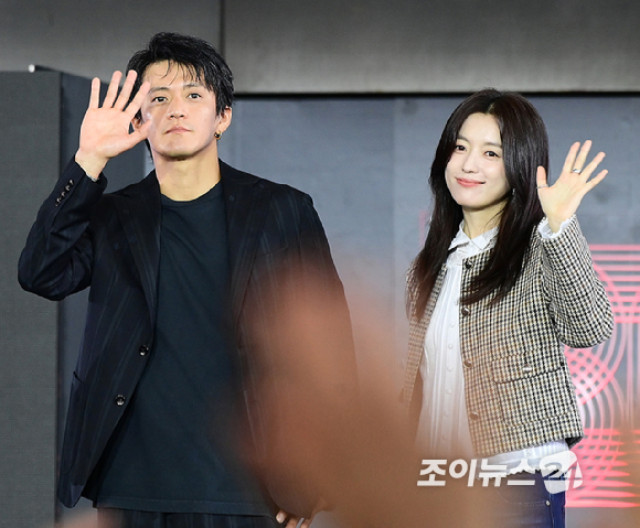 배우 오구리 슌과 한효주가 20일 오후 부산광역시 해운대구 우동 영화의 전당에서 열린 제30회 부산국제영화제(BIFF) '로맨틱 어나니머스' 야외무대인사 행사에 참석하고 있다. [사진=정소희 기자]