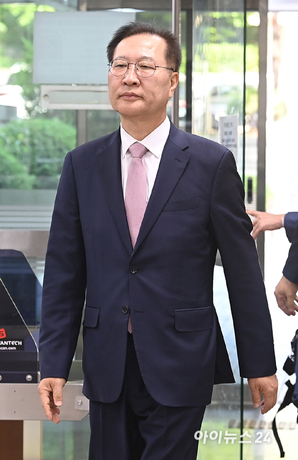 내란 중요임무 종사자 등 계엄 가담 의혹을 받는 박성재 전 법무부 장관이 27일 오전 서울 서초구 서울중앙지방법원에서 열린 공판에 출석하고 있다. [사진=곽영래 기자]