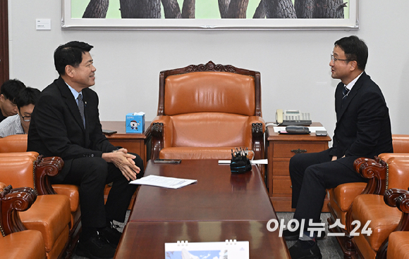 한병도 더불어민주당 당대표 직무대행 겸 원내대표와 김준형 조국혁신당 당대표 권한대행 겸 원내대표가 21일 오전 서울 여의도 국회에서 '윤석열&middot;김건희에 의한 내란&middot;외환 및 국정농단 행위의 진상규명을 위한 특별검사 임명 등에 관한 법률 개정안(특검법)'에 관한 본회의 필리버스터 관련 논의를 위해 회동하고 있다. [사진=곽영래 기자]
