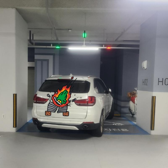 이전에 부산시 한 아파트 출입구를 막아 세워 공분을 샀던 차주가 이번엔 경차 전용 주차 공간을 두 칸을 차지한 채 주차했다는 사연이 전해졌다. 위 사진은 흰색 SUV 차량이 경차 전용 주차 공간 두 자리를 차지하고 차를 댄 모습. [사진=온라인 커뮤니티 ]