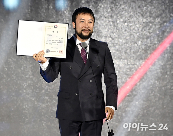 기술&middot;창작상 기획/시나리오&사운드 부분을 수상한 데브캣 김동건 대표가 12일 오후 부산 해운대구 벡스코에서 열린 '2025 대한민국 게임대상'에서 소감을 전하고 있다. [사진=곽영래 기자]