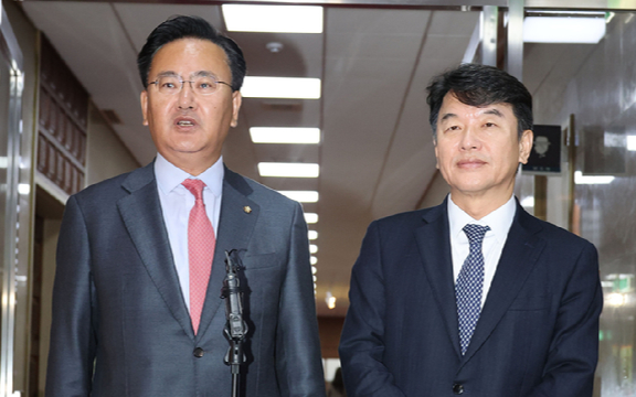 더불어민주당 문진석 원내수석부대표와 국민의힘 유상범 원내수석부대표가 13일 서울 여의도 국회에서 국회의장-여야원내대표 회동을 마친 뒤 취재진 질문에 답변하고 있다. 2025.11.13 [사진=연합뉴스]