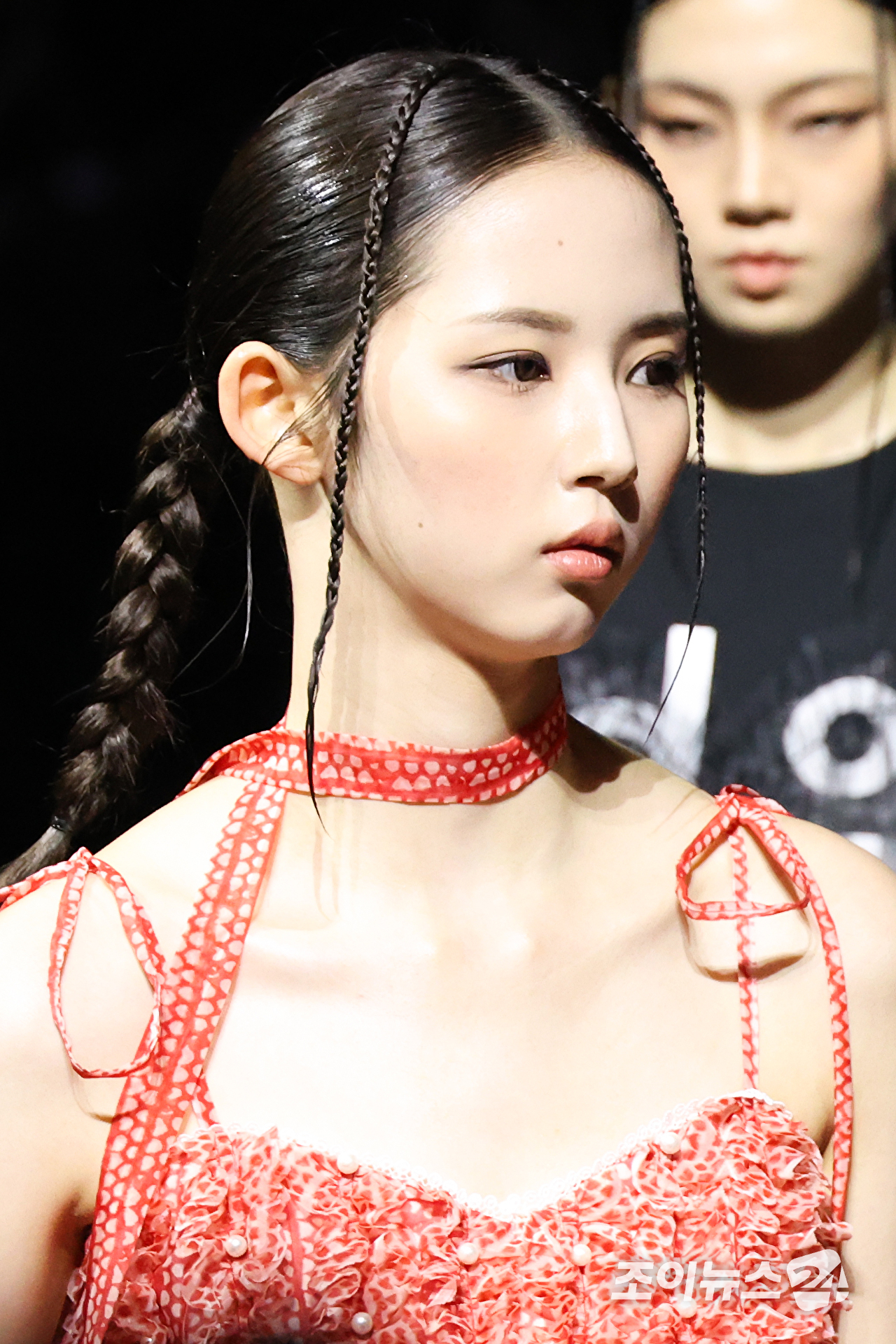 그룹 트리플에스 지우가 1일 오후 서울 중구 동대문디자인플라자에서 진행된 2027 S/S 서울패션위크 '두칸' 컬렉션에서 워킹을 하고 있다. [사진=문수지 기자]