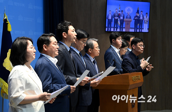 송기헌 TF 단장과 의원들이 9일 서울 여의도 국회 소통관에서 더불어민주당 선관위개혁TF '선관위 개혁 3법 발의' 기자회견을 하고 있다. [사진=곽영래 기자]