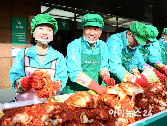 하나금융그룹이 11일 오전 서울 중구 하나금융그룹 명동사옥에서 2024년 모두하나데이 사랑의 김장 나눔 행사를 개최했다. 함영주 하나금융그룹 회장(왼쪽 두 번째)과 하나가족사랑봉사단장(왼쪽) 등 임직원들이 김장을 하고 있다. [사진=정소희 기자]