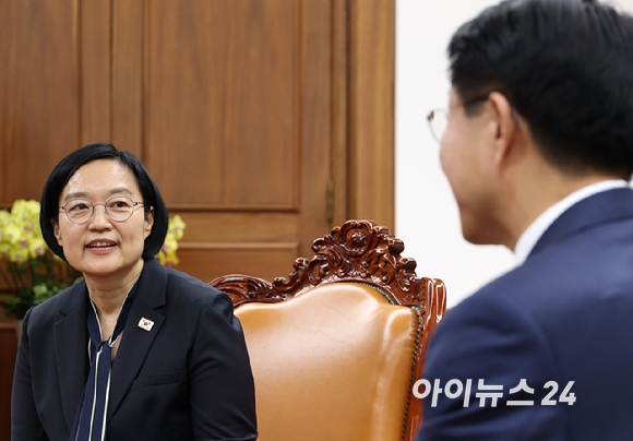 한성숙 국무총리가 7일 오후 서울 여의도 국회에서 조정식 국회의장을 예방해 대화를 나누고 있다. [사진=곽영래 기자]