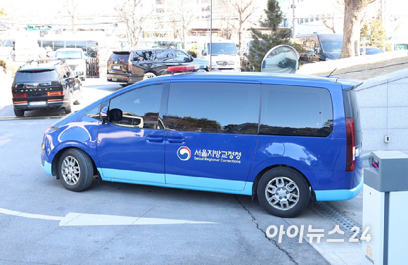 18일 서울 종로구 헌법재판소에서 윤석열 대통령 탄핵심판 9차 변론기일이 열린 가운데 윤 대통령이 탑승한 것으로 추정되는 호송 차량이 헌재를 나서고 있다. [사진=사진공동취재단]