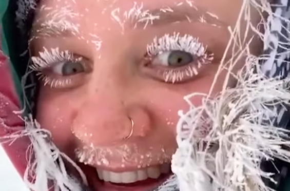 얼굴에 있는 털이란 털이 모두 가닥가닥 얼어붙었다. [사진=틱톡 @Emily Davis]