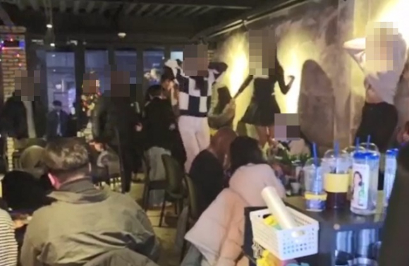 손님 수십 명 중 마스크를 착용한 사람은 찾아보기 힘들다. [사진=온라인 커뮤니티]