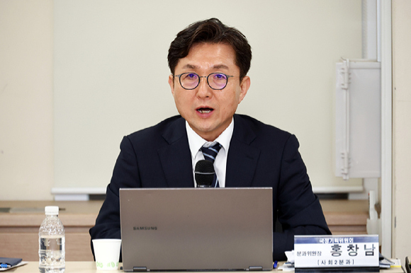 홍창남 국정기획위원회 사회2분과위원장이 20일 경기 정부과천청사 방송통신위원회에서 열린 국정기획위원회 업무보고에서 발언하고 있다. [사진=연합뉴스]