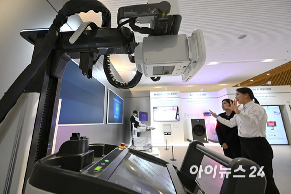 18일 경기 수원시 영통구 수원컨벤션센터에서 열린 '제57기 삼성전자 정기주주총회'에서 주주들이 투명 마이크로 LED를 보고 있다. [사진=곽영래 기자]