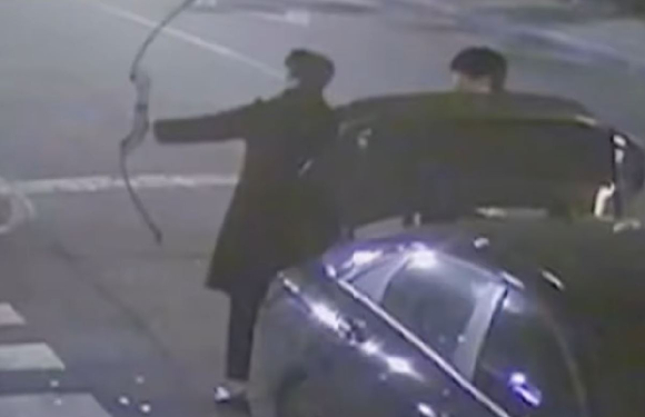 산책 중인 여성 근처로 화살을 쏜 남성 2명이 경찰에 입건됐다. 사진은 화살을 쏘고 있는 남성 2명의 모습. [사진=JTBC 보도화면 캡처]