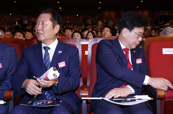 더불어민주당 정청래 대표와 국민의힘 송언석 비상대책위원장 겸 원내대표가 15일 서울 세종문화회관에서 열린 80주년 광복절 경축식에 참석하고 있다. 2025.8.15 [대통령실통신사진기자단] [사진=연합뉴스]