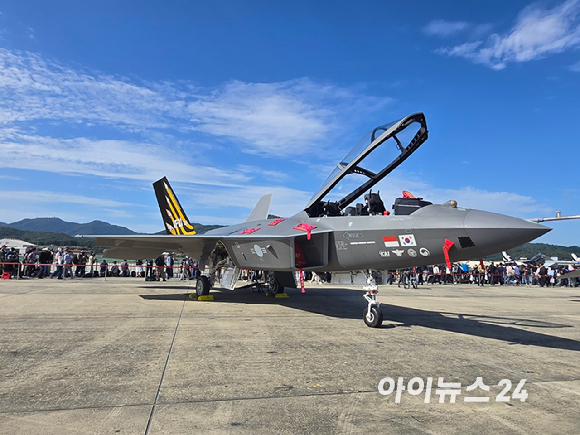  공군 특수비행팀 블랙이글스가 17일 서울공항에서 비행하고 있다. [사진=최란 기자]
