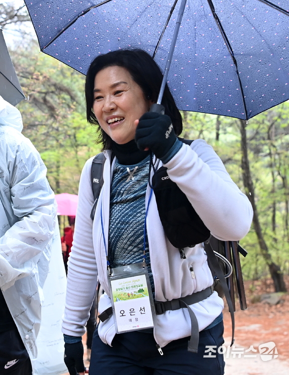 산악인 오은선 대장이 15일 오전 서울 강북구 북한산 우이령길에서 열린 '제7회 희망찾기 등산·트레킹 교실'에서 등산을 하고 있다. [사진=김성진 기자]