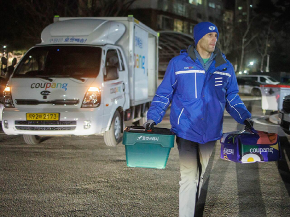 로저스 쿠팡 대표가 프레시백을 들고 배송업무를 하고 있다. [사진=쿠팡]