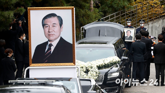 30일 오전 서울 종로구 서울대병원 장례식장에서 고 노태우 전 대통령의 발인식이 엄수되고 있다. [사진=사진공동취재단]