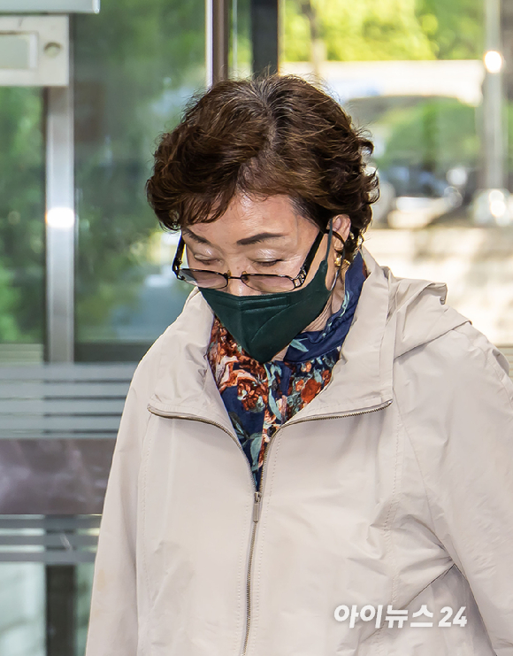 김건희씨 모친 최은순씨가 15일 서울 서초구 서울중앙지방법원에서 열린 양평 공흥지구 의혹 관련 공판에 출석하고 있다. [사진=사진공동취재단]