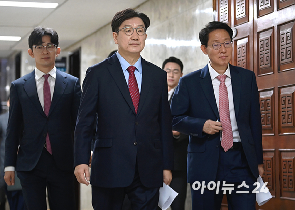 국민의힘 권성동 원내대표와 김상훈 정책위의장이 9일 오전 서울 여의도 국회에서 열린 원내대책회의에 참석하고 있다. [사진=곽영래 기자]