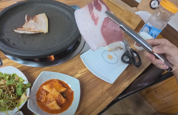 한 유명 유튜버가 울릉도 식당에서 비계만 가득 있는 삼겹살을 받아 논란이 됐다. 사진은 해당 식당이 판매 중인 고기. [사진=유튜브 @꾸준 kkujun]