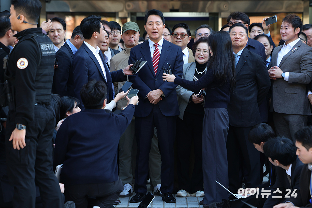 명태균 여론조사비 대납 의혹으로 재판에 넘겨진 오세훈 서울시장이 23일 오후 서울 서초구 서울고등법원에서 열린 정치자금법 위반 혐의 항소심 선고기일에서 무죄 판결을 받고 관련 입장을 밝히고 있다. [사진=곽영래 기자]