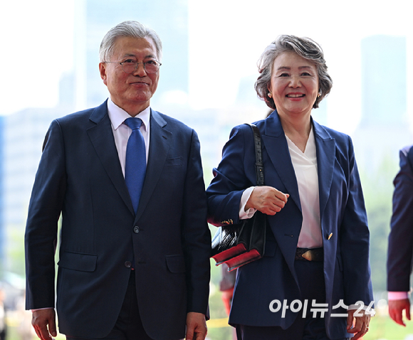 4·27 판문점선언 7주년 기념식 참석차 국회를 방문한 문재인 전 대통령과 김정숙 여사가 25일 오후 서울 여의도 국회에 들어서고 있다. [사진=곽영래 기자]