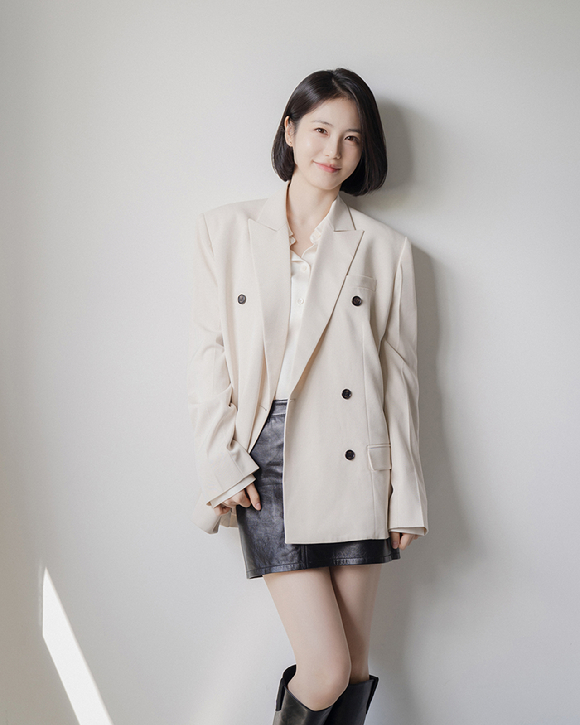 배우 신예은이 JTBC 토일드라마 '백년의 추억' 인터뷰에 앞서 포즈를 취하고 있다. [사진=앤피오]