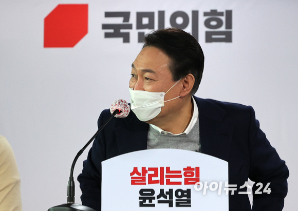 윤석열 국민의힘 대선후보가 6일 서울 여의도 국민의힘 당사에서 열린 '변화와 쇄신' 청년보좌역들과의 간담회에서 참석자들의 질의를 듣고 있다. [사진=김성진 기자]