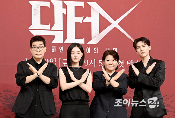 배우 손현주, 김지원, 이정은, 김우석이 7일 서울 목동 SBS에서 열린 '닥터X : 하얀 마피아의 시대' 제작발표회에서 포즈를 취하고 있다. [사진=곽영래 기자]