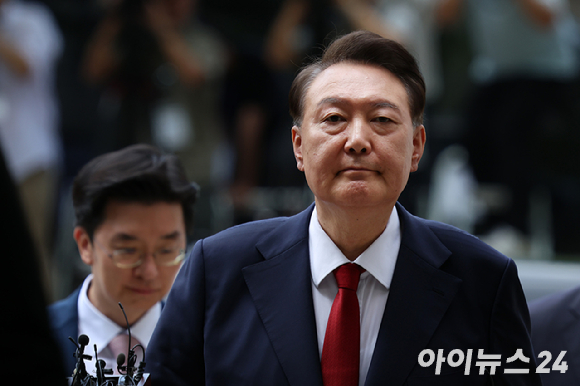 12&middot;3 비상계엄과 관련해 특검의 수사를 받는 윤석열 전 대통령이 두 번째 구속 전 피의자 심문(영장실질심사)을 받기 위해 지난해 7월 9일 오후 서울 서초구 중앙지법으로 출석하고 있다. [사진=사진공동취재단]