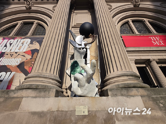 미국 뉴욕 메트로폴리탄 미술관 '파사드'(건물 정문 외벽)에서 진행 중인 제네시스와 메트로폴리탄 미술관의 파트너십 전시 '더 제네시스 파사드 커미션: 리우 웨이, Speculation' [사진=최란 기자]