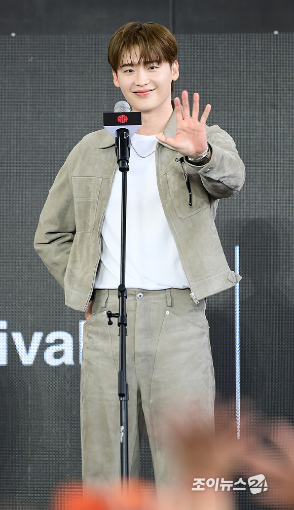 배우 이종석이 10일 부산 해운대구 영화의전당에서 열린 제31회 부산국제영화제 '재혼 황후' 야외 무대인사에 참석하고 있다. [사진=정소희 기자]