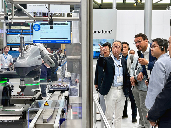 '오토매티카 2023'을 참관한 박지원 두산그룹 부회장(왼쪽)이 한 로봇업체 부스에서 회사 관계자에게 제품에 대해 질문하고 있다. [사진=두산그룹]