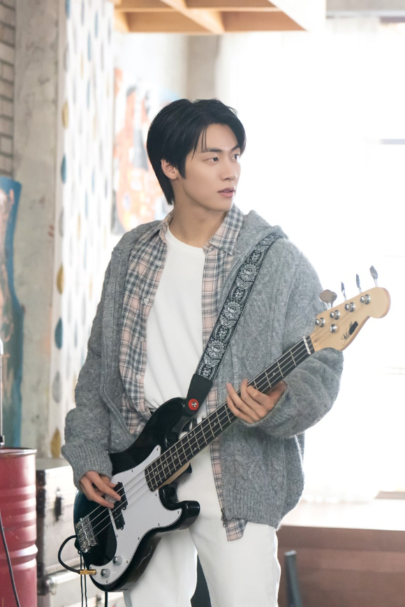 엔플라잉 리더이자 배우 이승협이 SBS '사계의 봄'에서 열연하고 있다. [사진=(주)FNC 스토리]