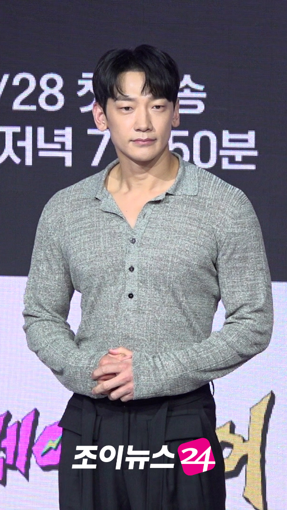 가수 비(정지훈)가 27일 오후 서울 마포구 상암동 쇼킹케이팝센터에서 열린 ENA 새 예능프로그램 '크레이지 투어' 제작발표회에 참석해 포즈를 취하고 있다. [사진=문수지 기자]